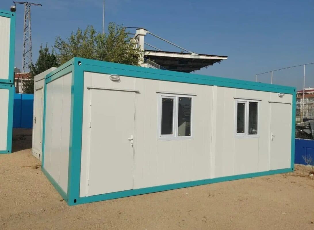 Contenedor oficina con ventanas y puerta de acceso