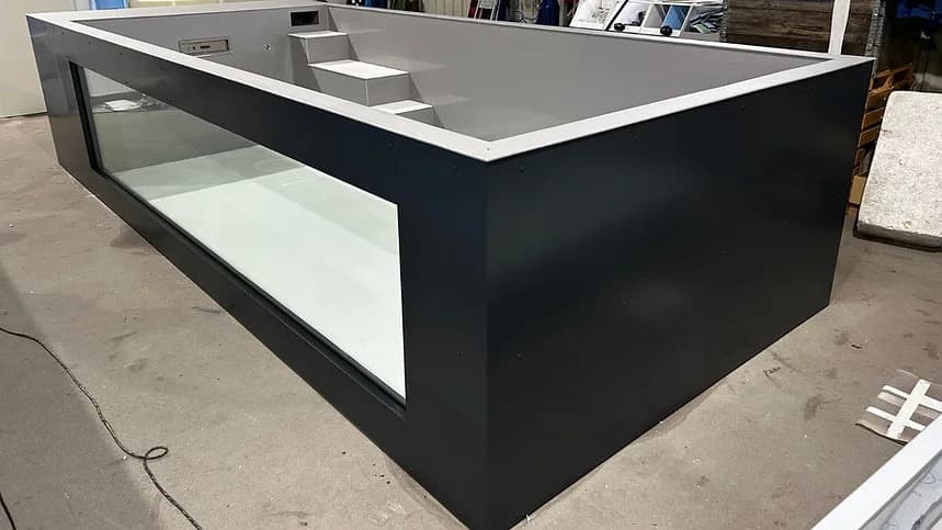 Piscina de polipropileno 6,5 x 2,5 m con ventana panorámica de 4 m